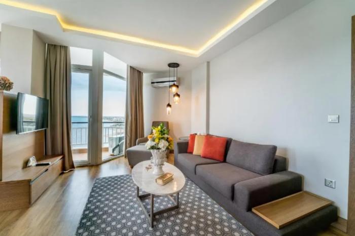 פמגוסטה Salamis Bay Conti Resort Hotel & Casino חדר תמונה A living room in a modern apartment