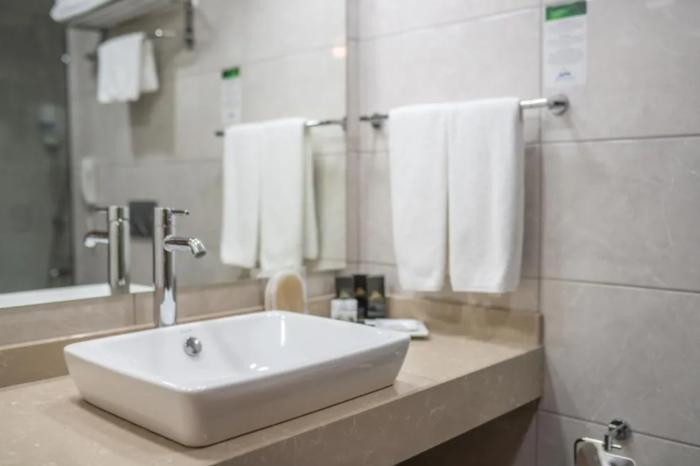פמגוסטה Salamis Bay Conti Resort Hotel & Casino חדר תמונה Bathroom