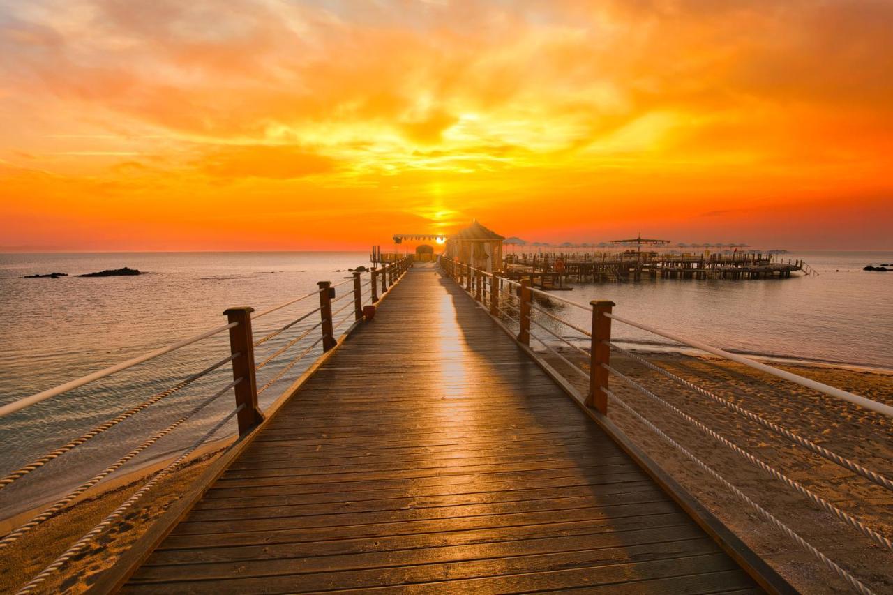 פמגוסטה Salamis Bay Conti Resort Hotel & Casino מראה חיצוני תמונה Sunset at the pier