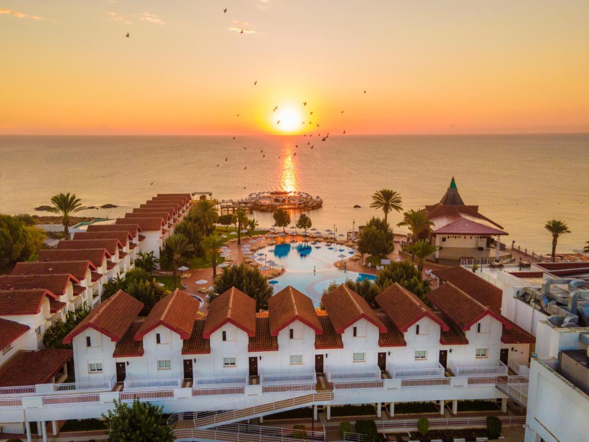 פמגוסטה Salamis Bay Conti Resort Hotel & Casino מראה חיצוני תמונה Sunset at the Iberostar Grand Hotel at Playa del Inglés, Gran Canaria