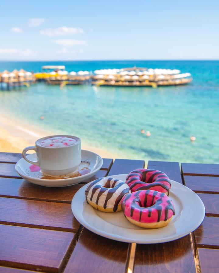 פמגוסטה Salamis Bay Conti Resort Hotel & Casino מראה חיצוני תמונה A cup of coffee and donuts