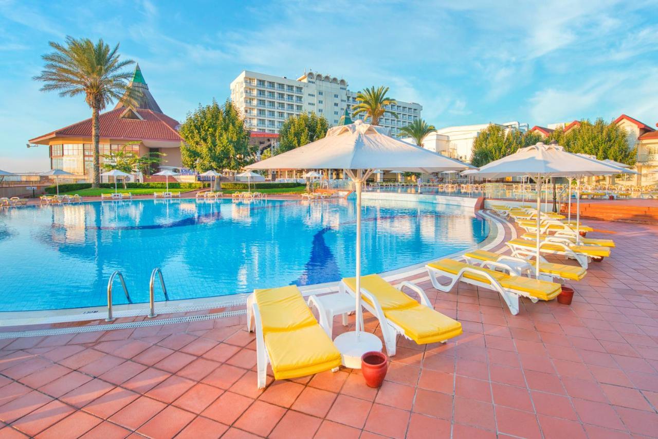 פמגוסטה Salamis Bay Conti Resort Hotel & Casino מראה חיצוני תמונה A pool at a hotel in Turkey